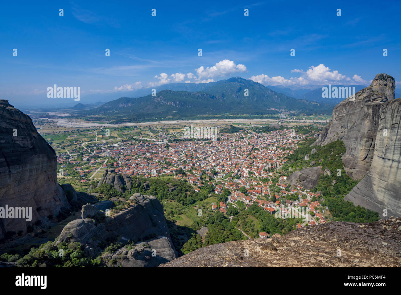 Meteora belle forme di pietra e le montagne con monastero su di loro in Grecia Foto Stock