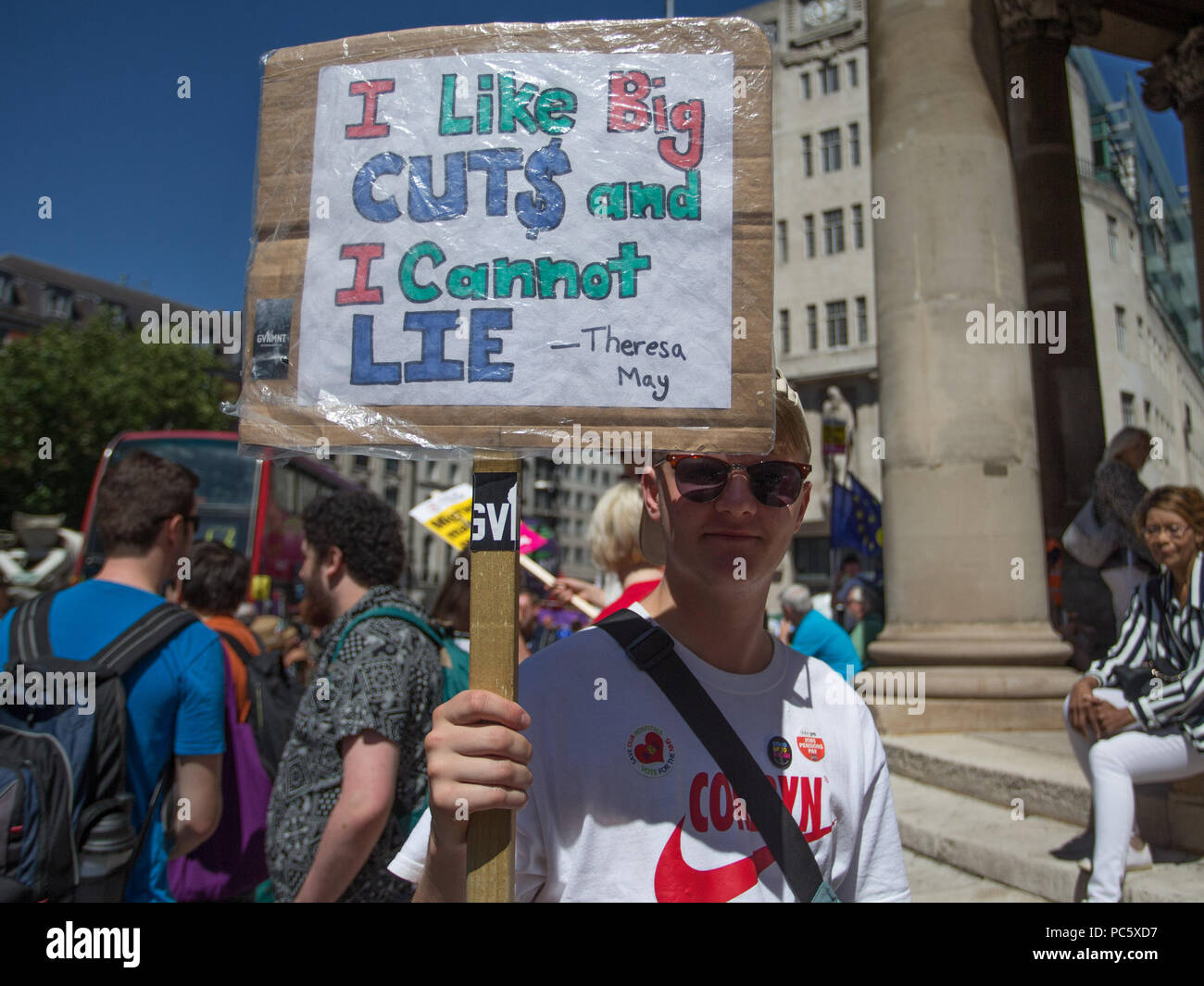 Decine di migliaia di persone si uniscono una grande manifestazione per contrassegnare il settantesimo anniversario del Servizio Sanitario Nazionale. Dotato di: atmosfera, vista in cui: London, England, Regno Unito quando: 30 giu 2018 Credit: Wheatley/WENN Foto Stock