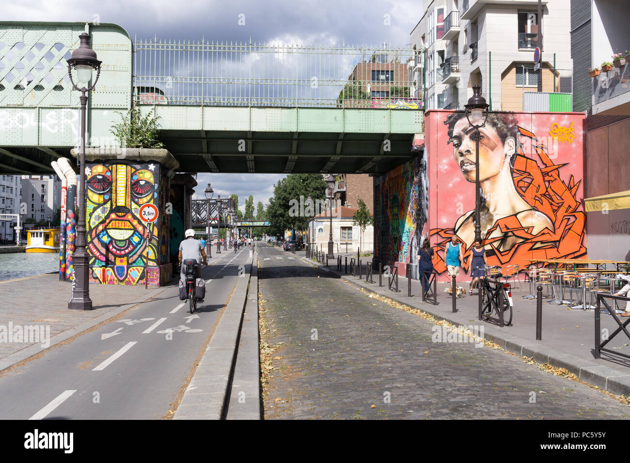 Street Art Paris - murales dipinti su piloni di un ponte sul canale Ourcq a Parigi, in Francia, in Europa. Foto Stock