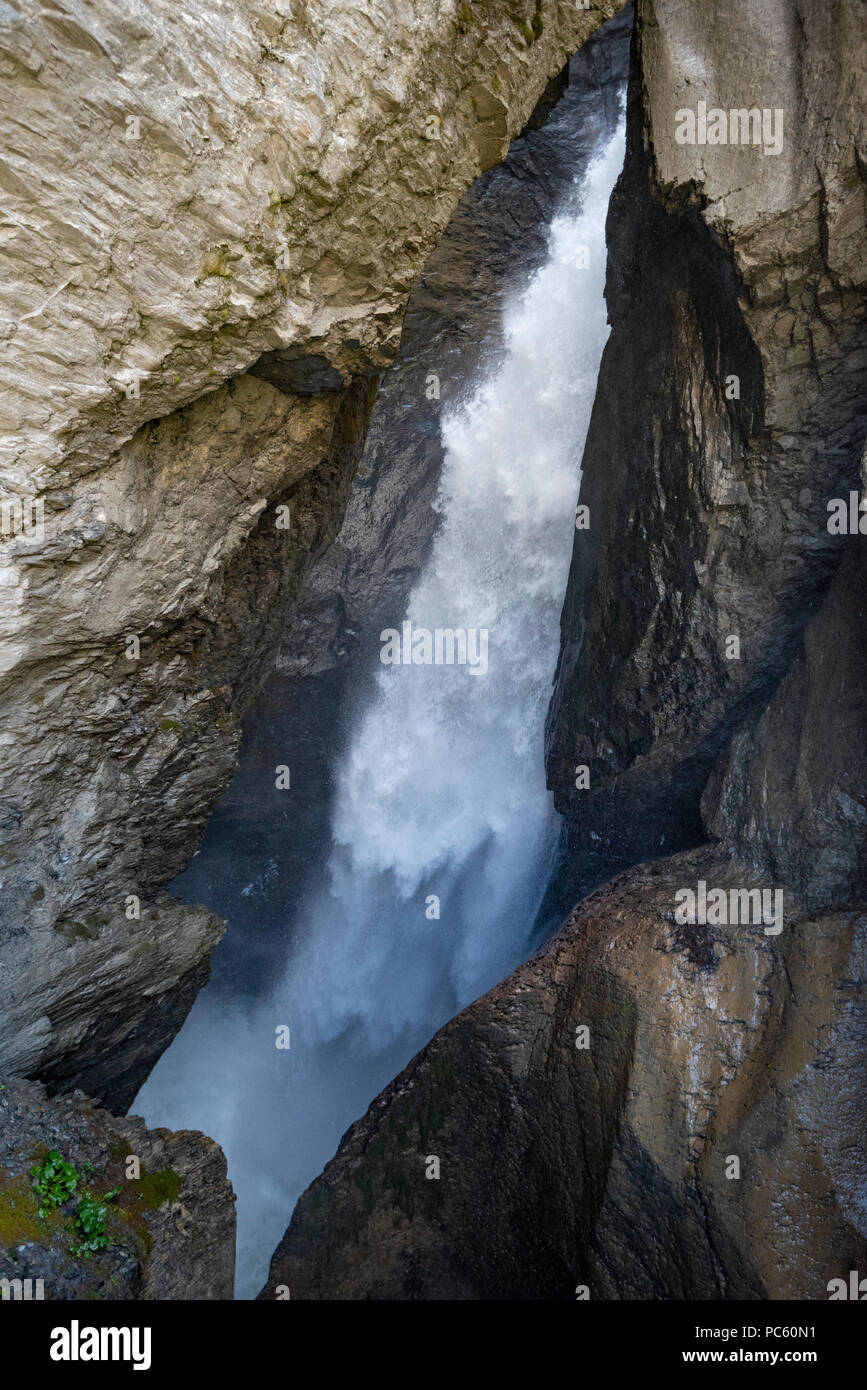 Close-up di Trummelbachfalle glaciale (Trummelbach cade),più grandi cascate d'Europa, all'interno di una montagna, Lauterbrunnen, Berna, Svizzera Foto Stock