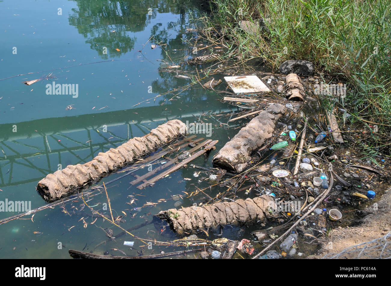 Rifiuti di plastica galleggianti in acqua a Alumot Dam. Una diga sul versante meridionale (o inferiore) fiume Giordano a 3 km a sud del Mar di Galilea che essenzialmente il blocco Foto Stock