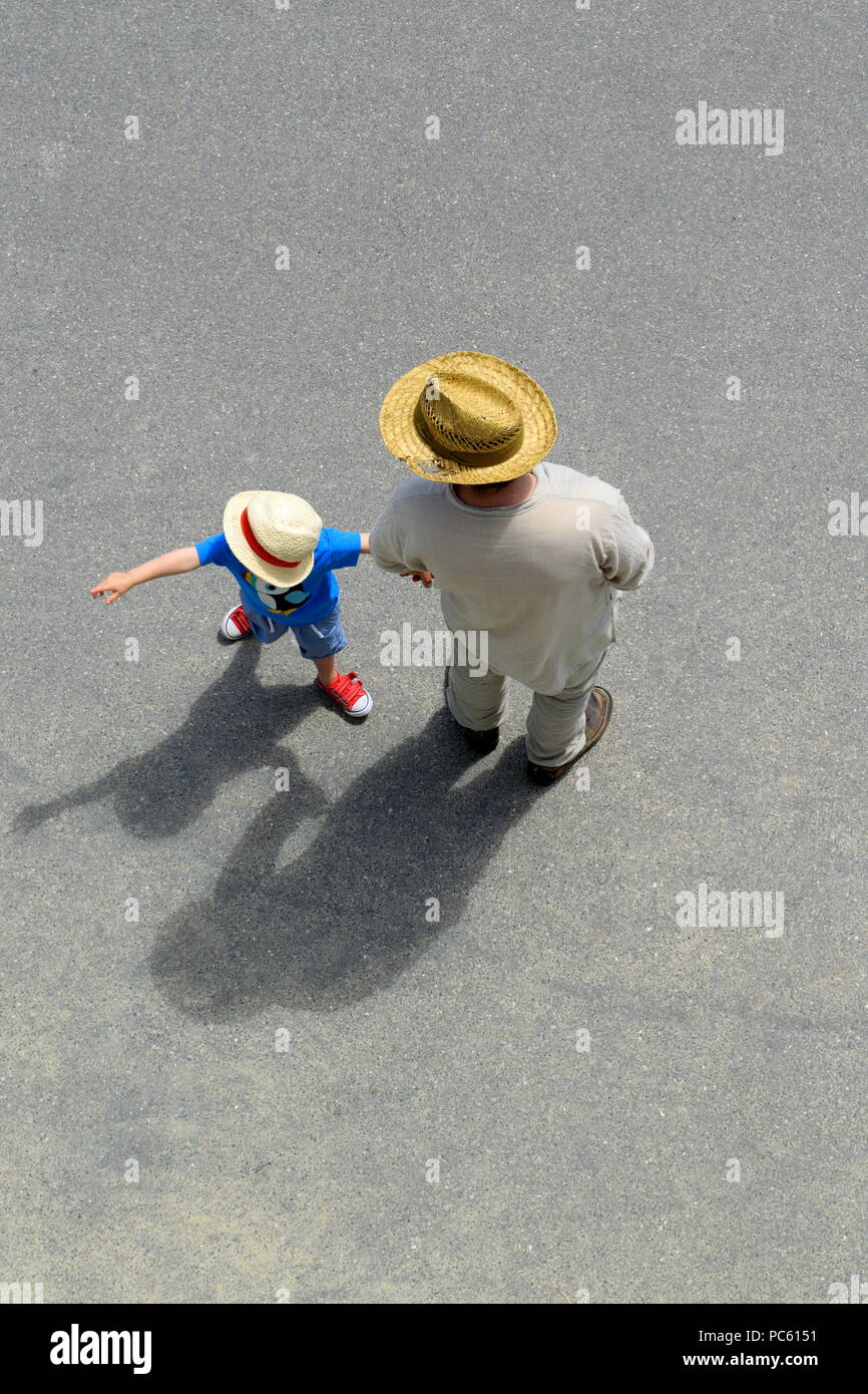 Vista in elevazione del padre e figlio indossando cappelli estivi Foto Stock