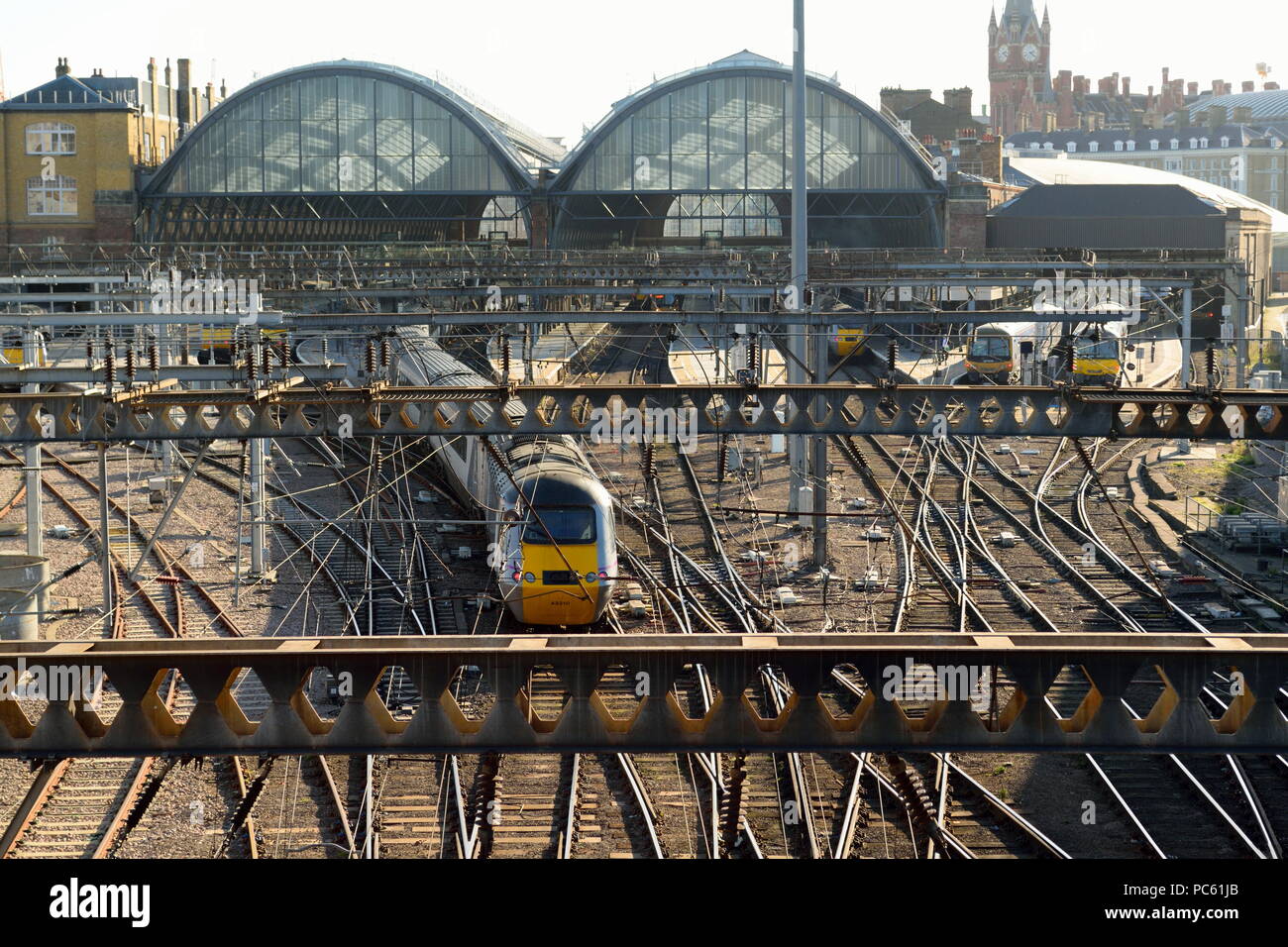 Il treno in partenza dalla stazione ferroviaria di King's Cross, Londra Foto Stock