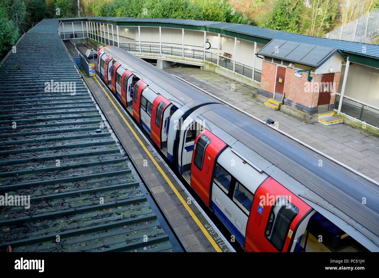 Northern Line treno a High Barnet stazione della metropolitana di Londra Foto Stock