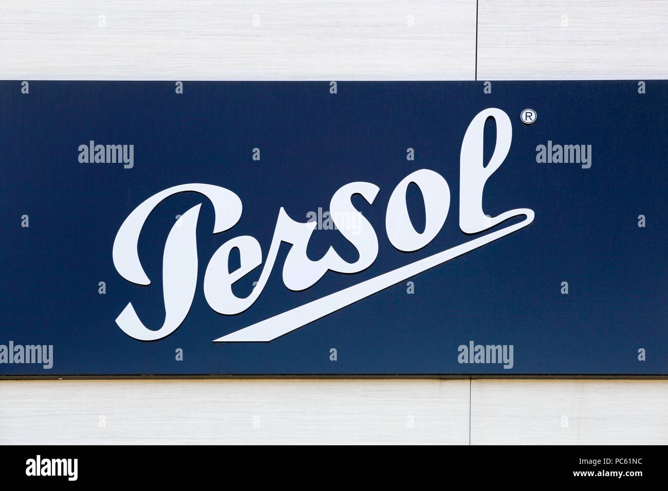 Nimes, Francia - luglio 1, 2018: Persol logo su una parete. Persol è un lusso italiano eyewear brand specializzato nella produzione di occhiali da sole Foto Stock