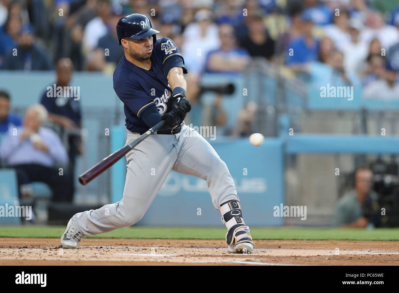 Los Angeles, CA, Stati Uniti d'America. Il 30 luglio, 2018. Milwaukee Brewers catcher Manny Pina (9) fa contatto presso la piastra nel gioco tra il Milwaukee Brewers e il Los Angeles Dodgers, il Dodger Stadium di Los Angeles, CA. Fotografo: Pietro Joneleit. Credito: csm/Alamy Live News Foto Stock