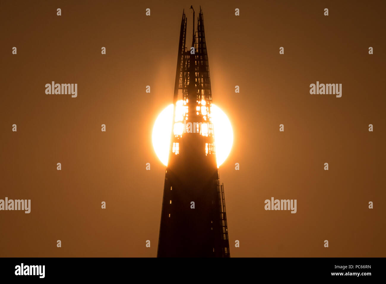 Londra, Regno Unito. 31 Luglio, 2018. Regno Unito Meteo: il sole al tramonto sopra la città è divisa dietro il grattacielo Shard. Credito: Guy Corbishley/Alamy Live News Foto Stock