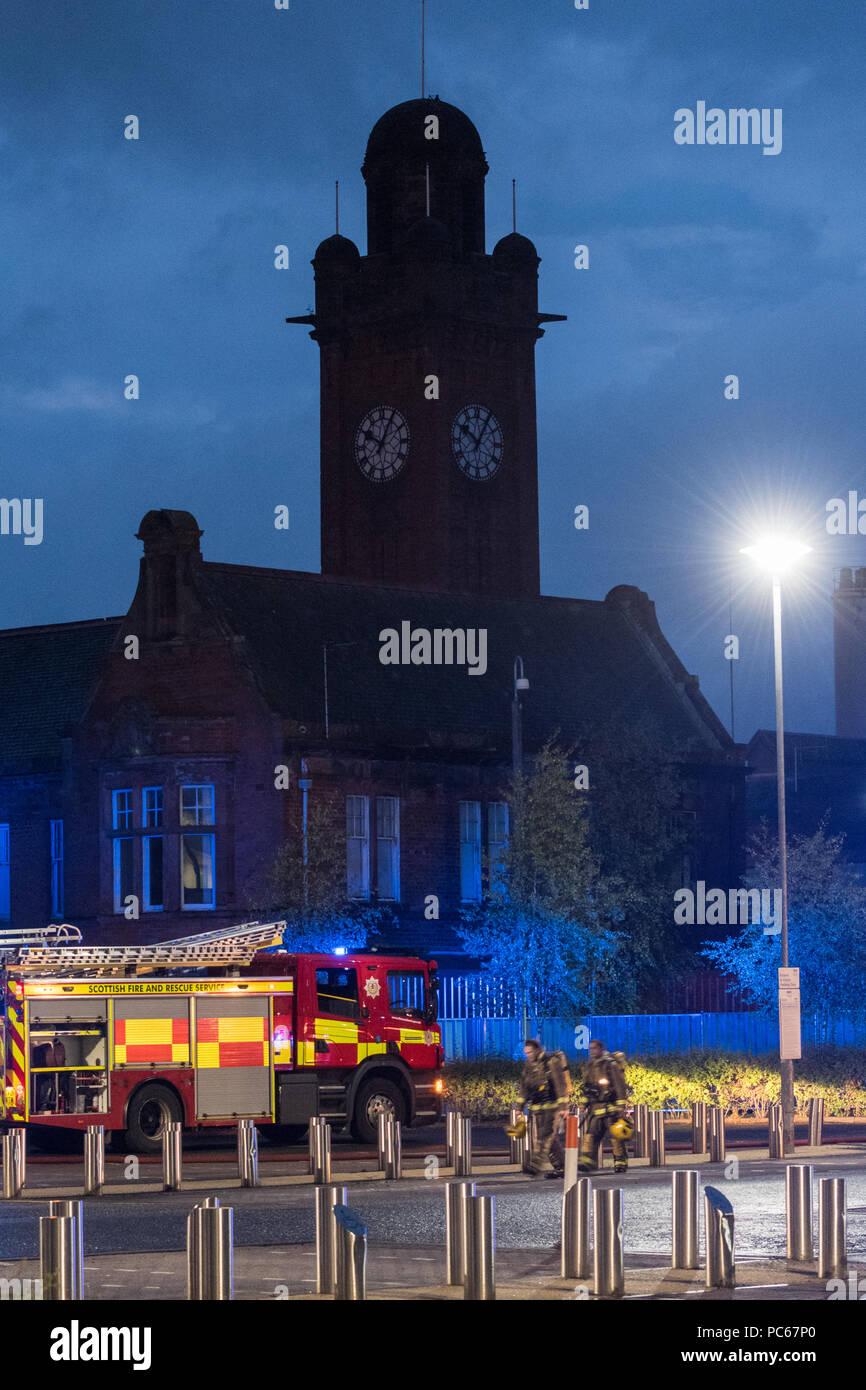 Glasgow, Scotland, Regno Unito - 31 Luglio 2018: vigili del fuoco lavorando nella notte al vecchio abbandonati Stobhill Hospital, Glasgow, dopo un incendio scoppiato in precedenza nel giorno di credito: Kay Roxby/Alamy Live News Foto Stock