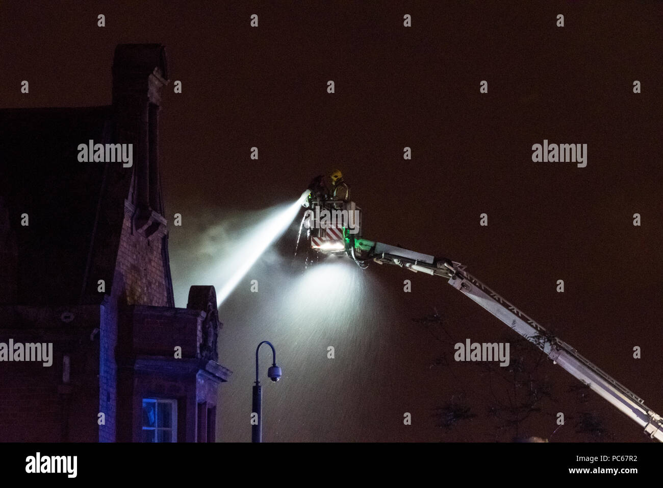 Glasgow, Scotland, Regno Unito - 31 Luglio 2018: vigili del fuoco lavorando nella notte al vecchio abbandonati Stobhill Hospital, Glasgow, dopo un incendio scoppiato in precedenza nel giorno di credito: Kay Roxby/Alamy Live News Foto Stock