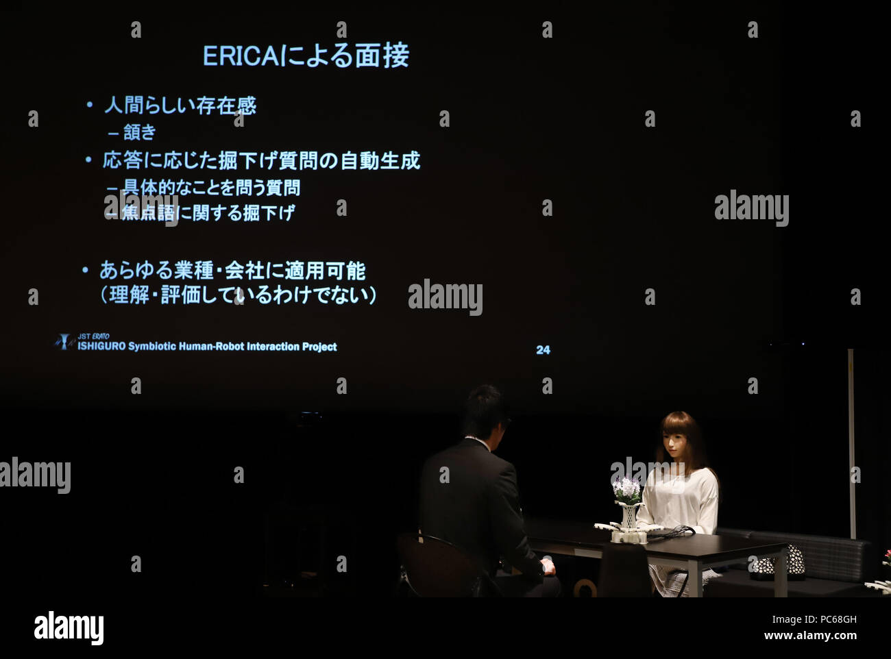 Tokyo, Giappone. 31 Luglio, 2018. Una femmina di robot umanoide 'ERICA', sviluppato da Osaka University Graduate School il professor Hiroshi Ishiguro, viene visualizzato per la stampa presso il Museo Nazionale della Scienza emergente e innovazione o Miraikan di Tokyo il Martedì, luglio 31, 2018. La femmina android possono tenere colloqui con persone ed esegue come un intervistatore a una dimostrazione. Credito: Yoshio Tsunoda/AFLO/Alamy Live News Foto Stock