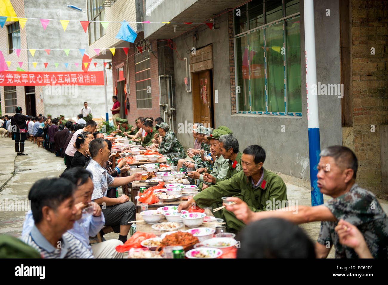 Congjian, Congjian, Cina. 1 agosto, 2018. Congjiang, CINA-Veterani godetevi il tavolo lungo di festa in Congjiang, a sud-ovest della Cina di Guizhou, segnando il giorno dell'esercito. La Cina Esercito del giorno è celebrata il 1 agosto di ogni anno per commemorare la fondazione del Popolo della Esercito di Liberazione (PLA) Credito: SIPA Asia/ZUMA filo/Alamy Live News Foto Stock