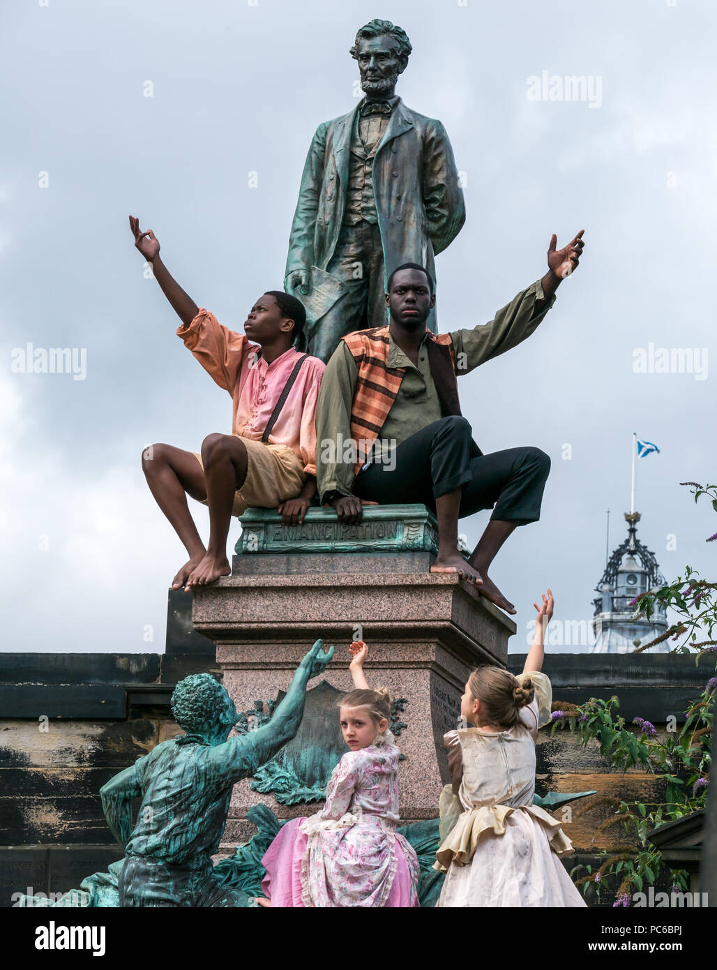 Edinburgh Fringe Festival, Henry Box Brown: Musical Journey Photocall, 1st agosto 2018. Edimburgo, Scozia, Regno Unito. Il cast al Abraham Lincoln Memorial, Old Calton sepolture Ground, che commemora gli scozzesi che combattevano per conto dell'Unione in America. Ben Harney e lo scrittore Mehr Mansuri creano il musical su uno schiavo della Virginia del 1850s che si spedisce in libertà in una scatola. Gli attori neri americani salutano Abraham Lincoln Foto Stock