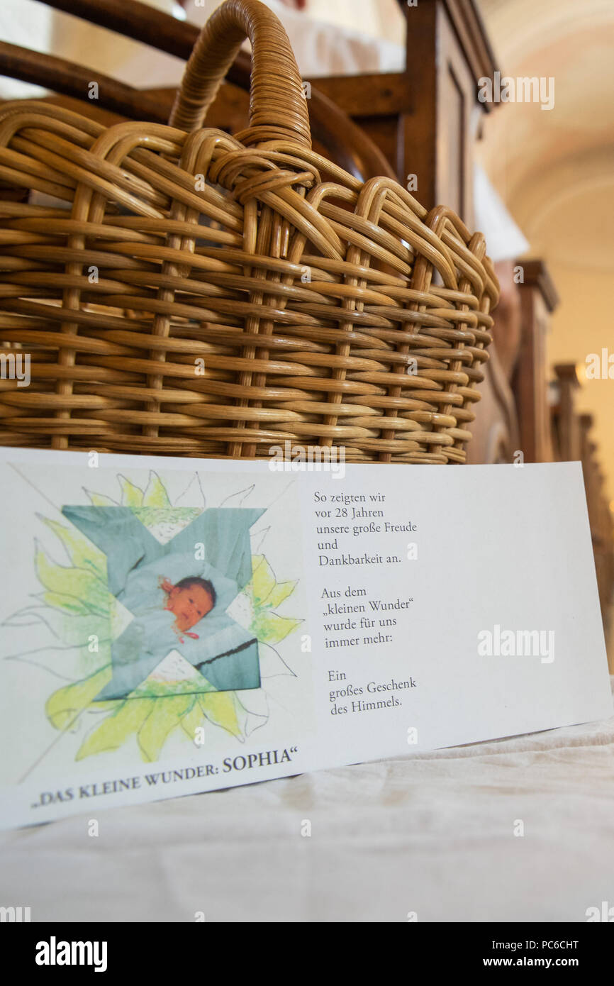 01 agosto 2018, Amberg, Germania: una scheda nella memoria del ucciso studente Sophia L. è sdraiato in quella Protestante luterana chiesa Paulaner prima del memoriale di servizio. Nato a Amberg nel Palatinato Superiore, il 28-anno-vecchio voluto autostop da Lipsia in Baviera a metà giugno. Secondo l'inchiesta, ella è stata presa lungo da un 41-anno-vecchio Conducente di autocarri e ucciso il suo modo ad Alta Franconia. Il Sophia's corpo fu trovato giorni più tardi in Spagna. Il 41-anno-vecchio sospetto è in custodia di estradizione. Foto: Daniel Karmann/dpa Foto Stock