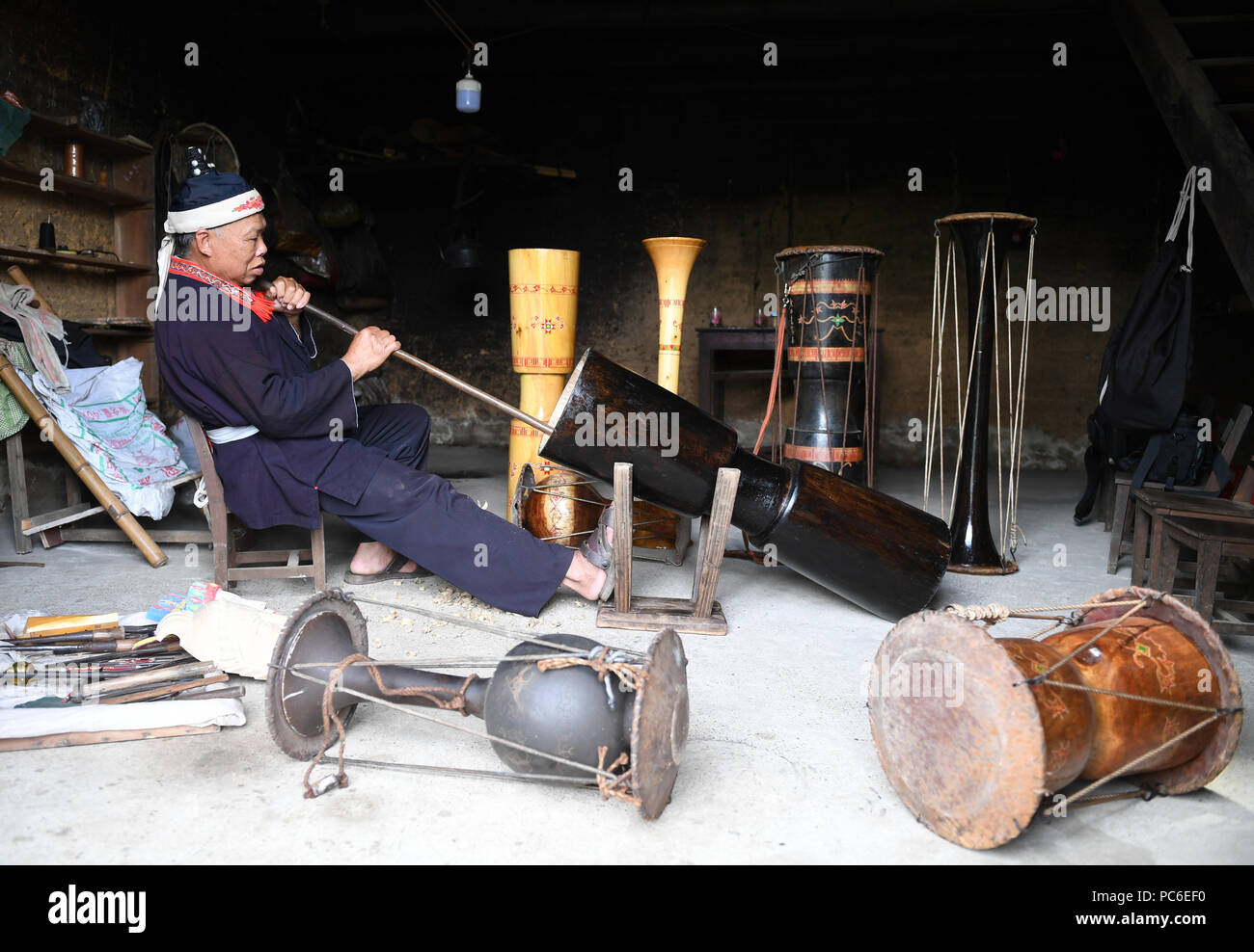Jinxiu cinese di Guangxi Zhuang Regione autonoma. 1 agosto, 2018. Abitante Pan Zhiming maks un tamburo Huangni a casa in Jinxiu Yao contea autonoma, a sud della Cina di Guangxi Zhuang Regione autonoma, e il Agosto 1, 2018. Il locale Huangni danza del tamburo è stato elencato come uno della nazionale di patrimonio culturale immateriale nel 2011. Credito: Lu Boan/Xinhua/Alamy Live News Foto Stock