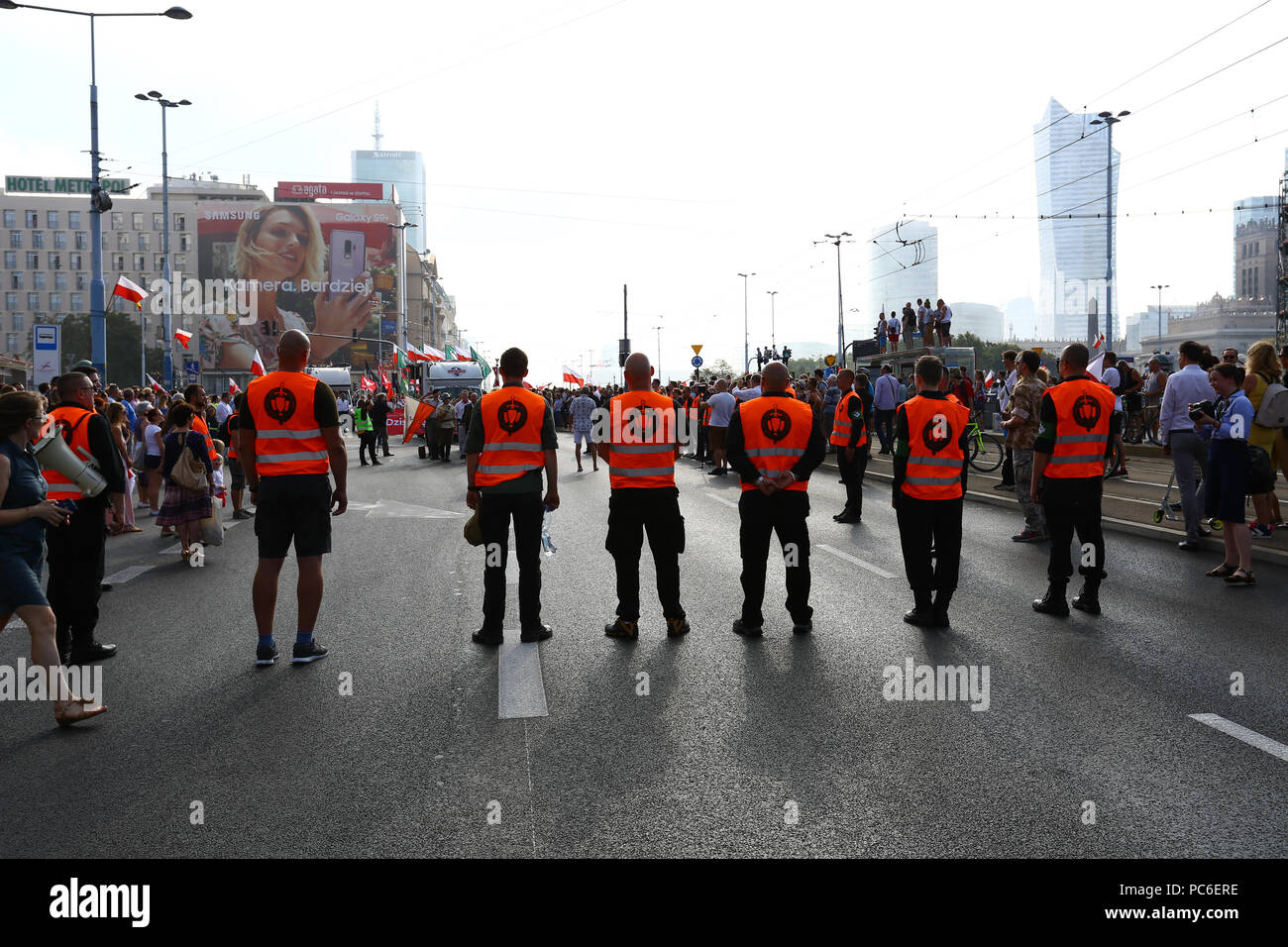 Varsavia, Polonia, 1 Agosto 2018: migliaia di persone si riuniscono per ricordare su Insurrezione di Varsavia sulla sua 74anniversario nel cuore del centro cittadino. ©Jake Ratz/Alamy Live News Foto Stock