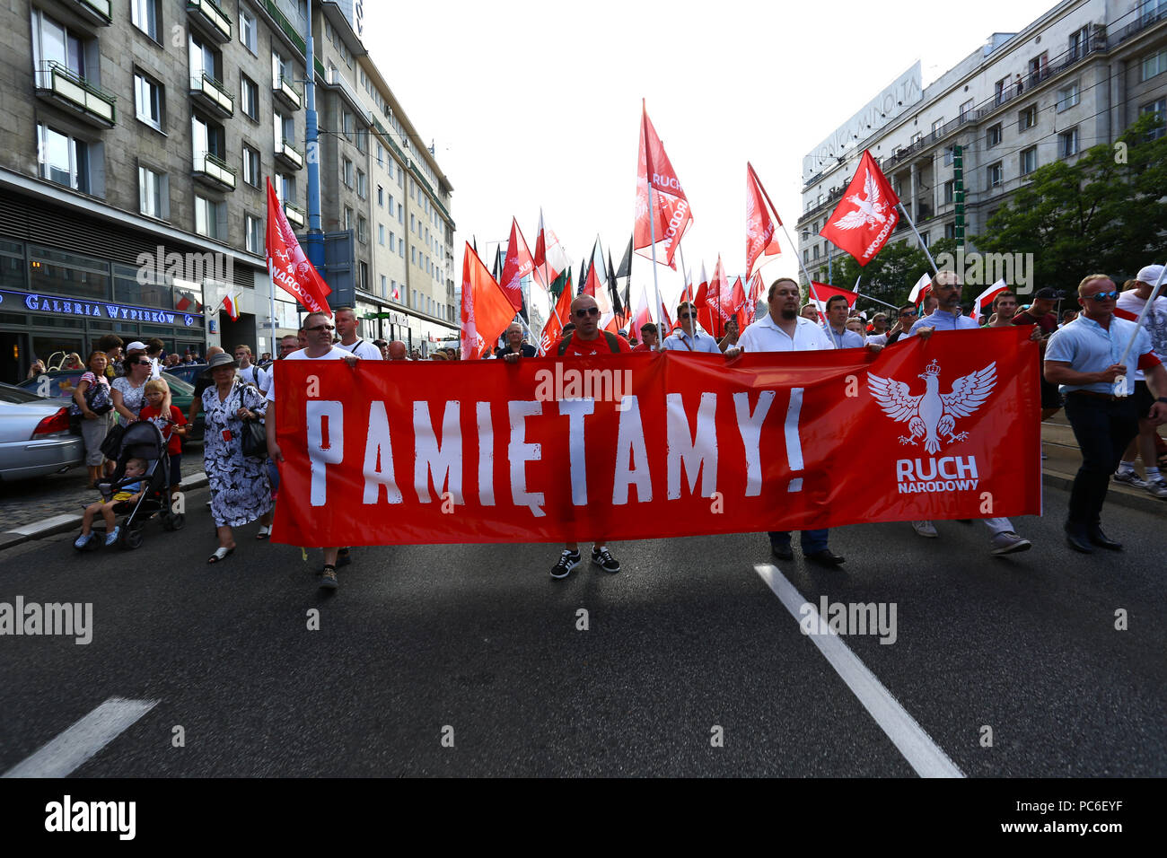 Varsavia, Polonia, 1 Agosto 2018: migliaia di persone si riuniscono per ricordare su Insurrezione di Varsavia sulla sua 74anniversario nel cuore del centro cittadino. ©Jake Ratz/Alamy Live News Foto Stock