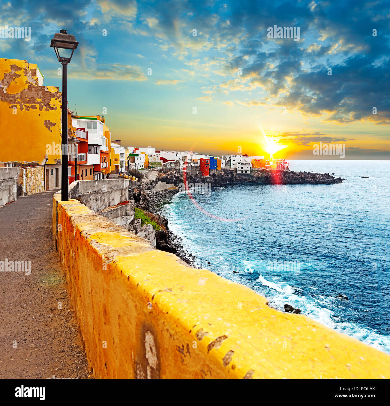 Scenario del tramonto Spagna mare e isola .Beach avventure e concetto di viaggio.Puerto de la cruz Foto Stock
