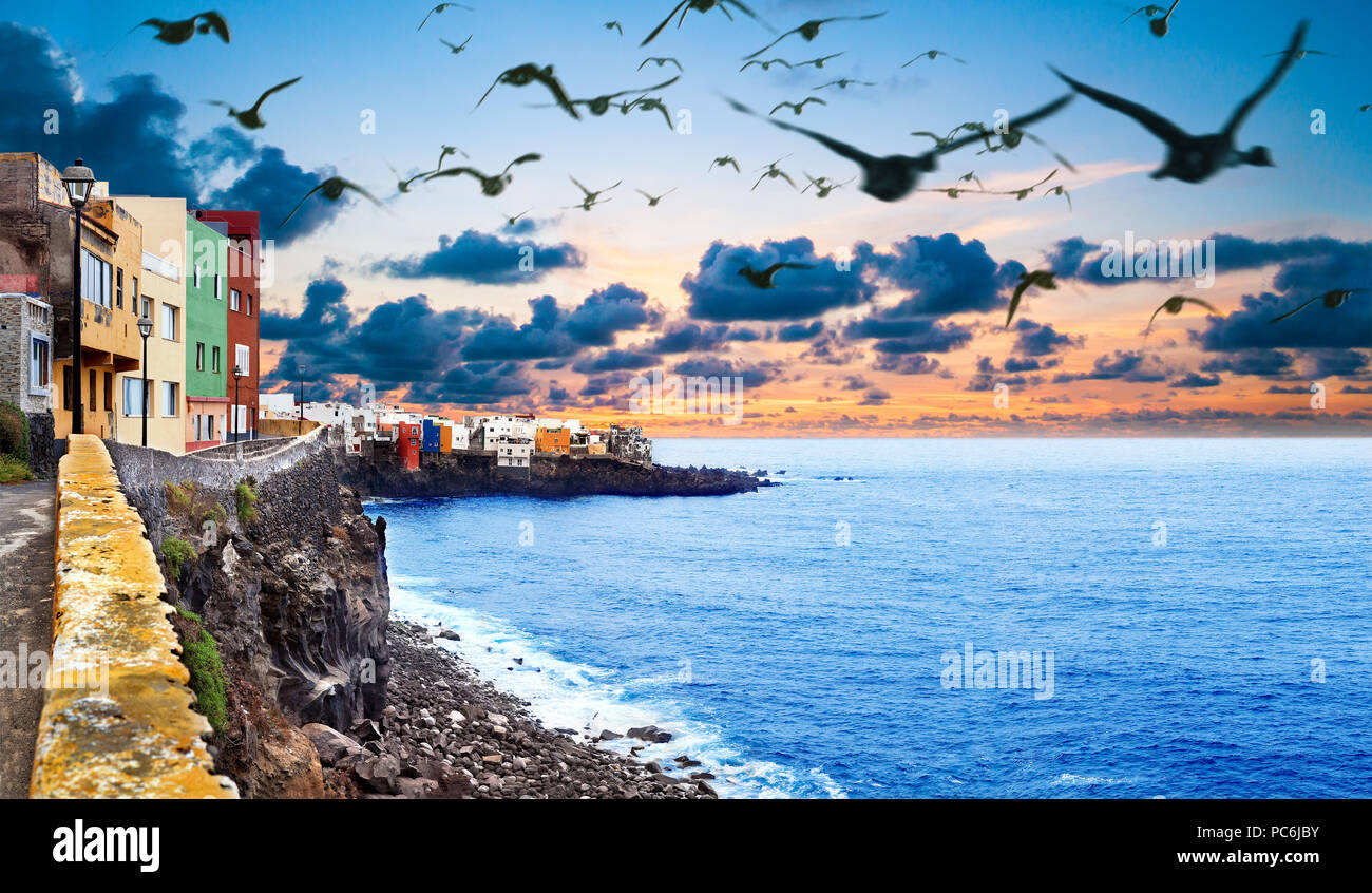 Scenario del tramonto Spagna mare e isola .Beach avventure e concetto di viaggio.Puerto de la cruz Foto Stock