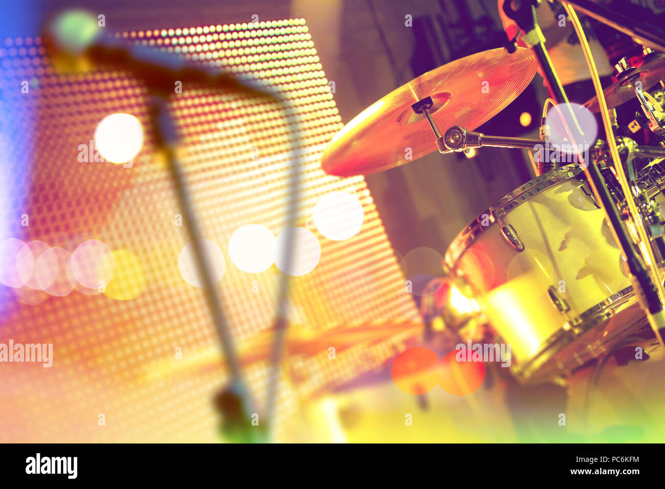 Musica dal vivo dello sfondo. Drumset sul palco. Concerto e spettacolo di intrattenimento. Il tamburo sul palco e festoso evento Foto Stock