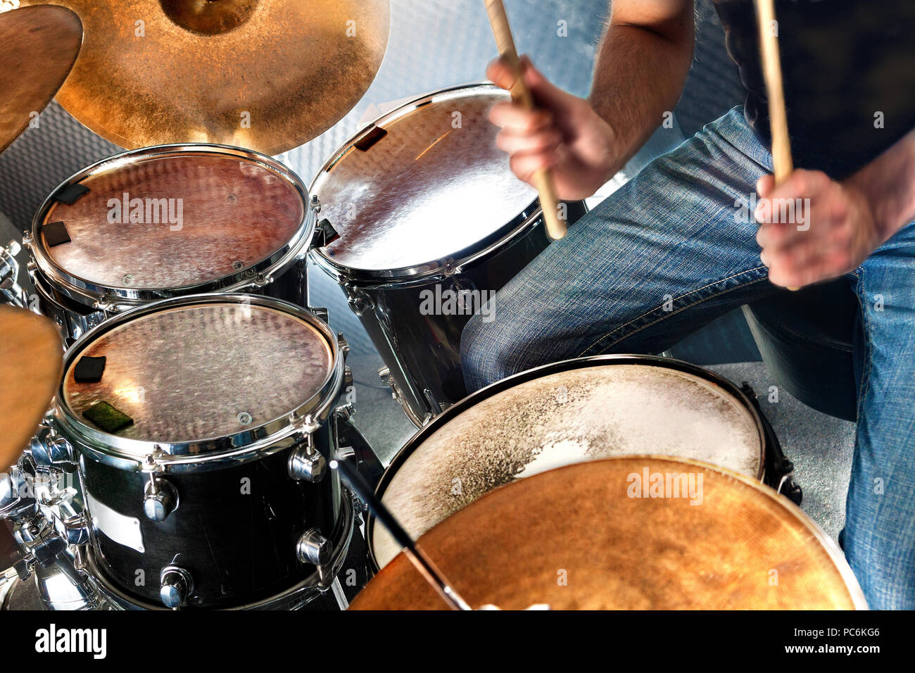 Il batterista giocando il drumset.La musica e il concetto di intrattenimento.Percussioni la registrazione audio in studio.music band e musicista sul palco Foto Stock