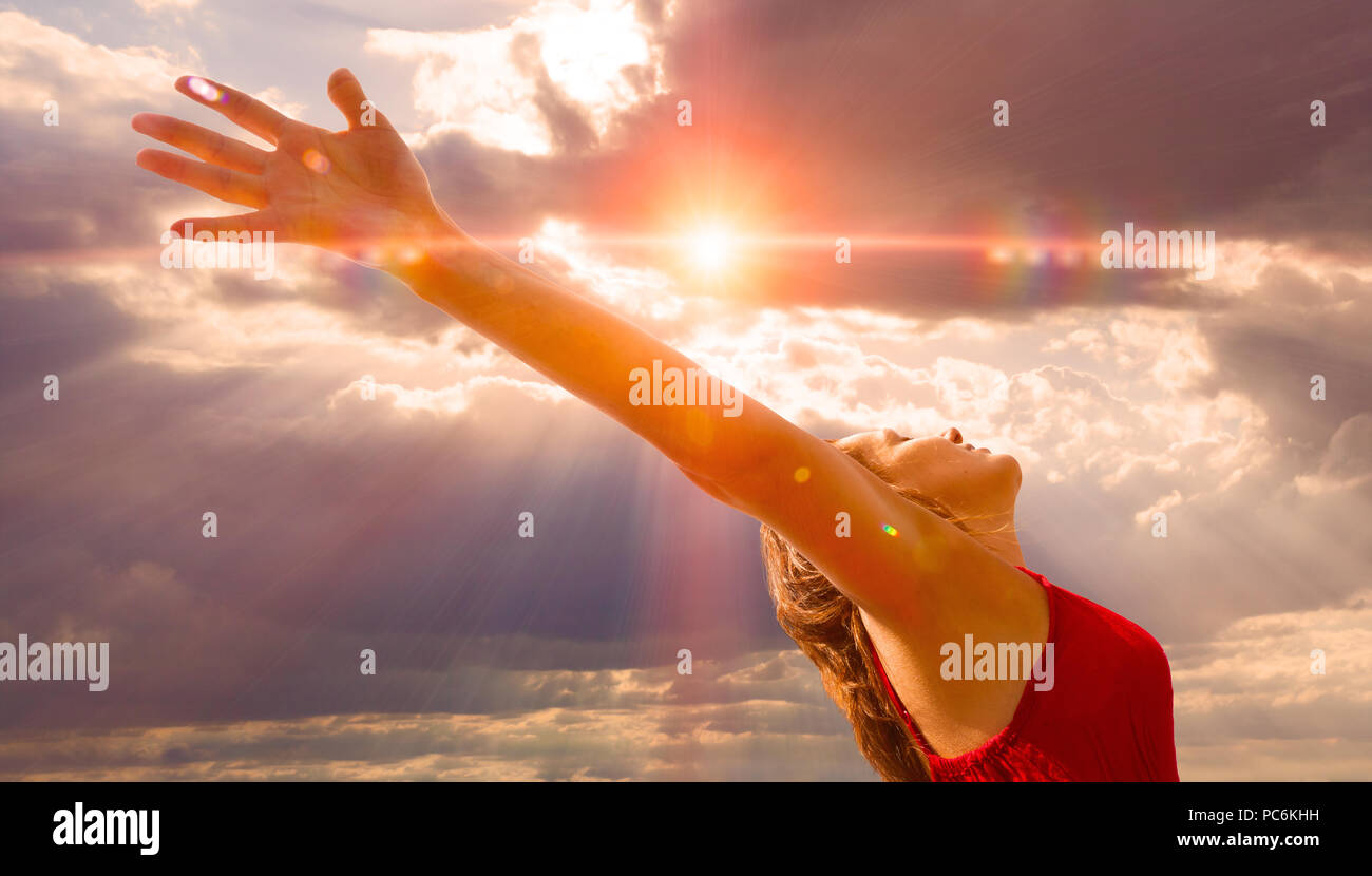 La libertà e il concetto di benessere.donna con le braccia aperte ans panorama al tramonto Foto Stock