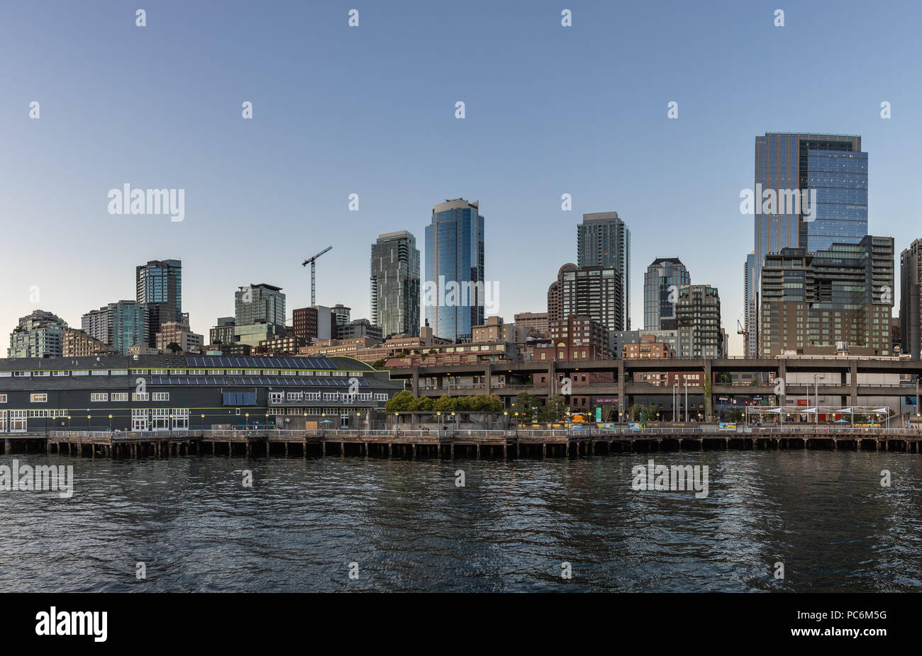 SEATTLE, WA, Stati Uniti d'America - 24 Luglio: Downtown Seattle Waterfront e il 14 luglio 2018 a Seattle, Washington. Foto Stock