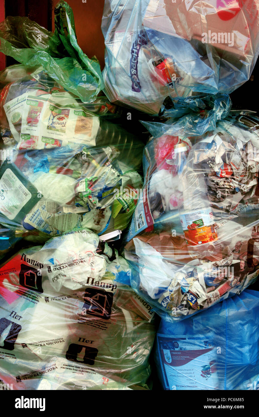 Belgrado, Serbia - Settembre 29, 2016: sacchi della spazzatura vicino, che mostra il problema di consumo di massa e la necessità per l'ecologia Foto Stock