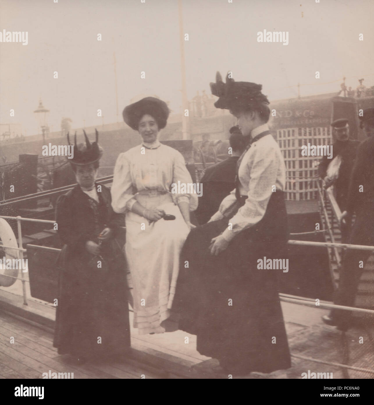 Fotografia vintage di eleganti Edwardian Signori di salire a bordo di un battello Foto Stock