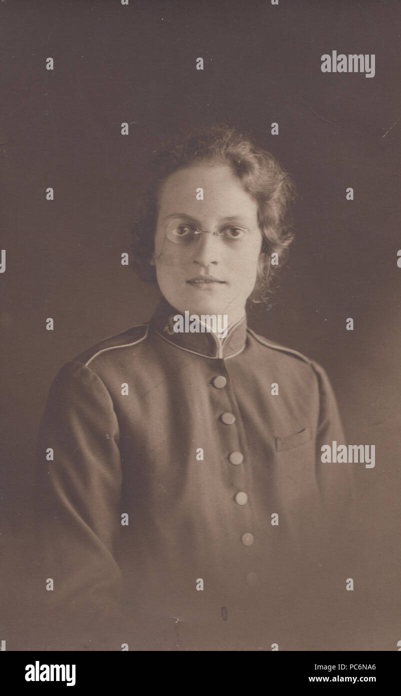 Vintage fotografia di una donna che indossa un monocolo e Esercito della Salvezza uniforme Foto Stock