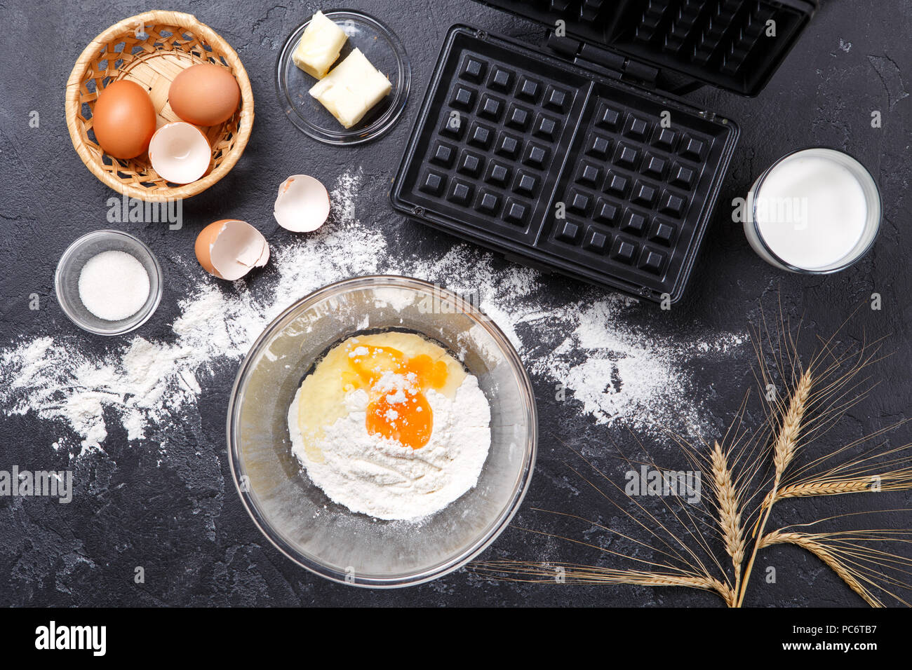 Le foto sulla parte superiore degli ingredienti per cialde Viennese, waffle ferro, picchi, tazze di farina Foto Stock
