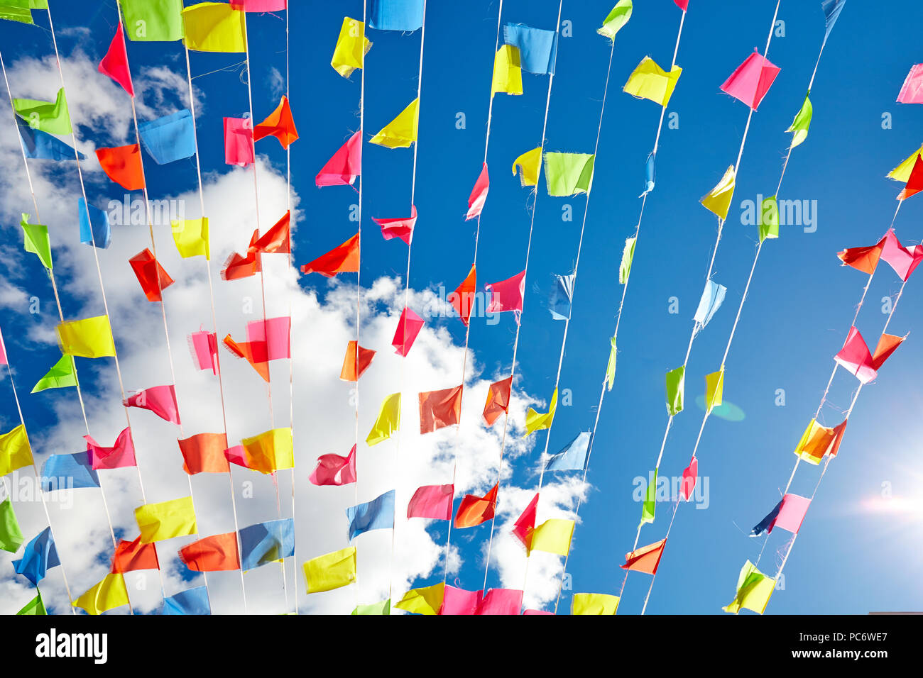 Bandiere colorate contro il cielo sereno. Foto Stock