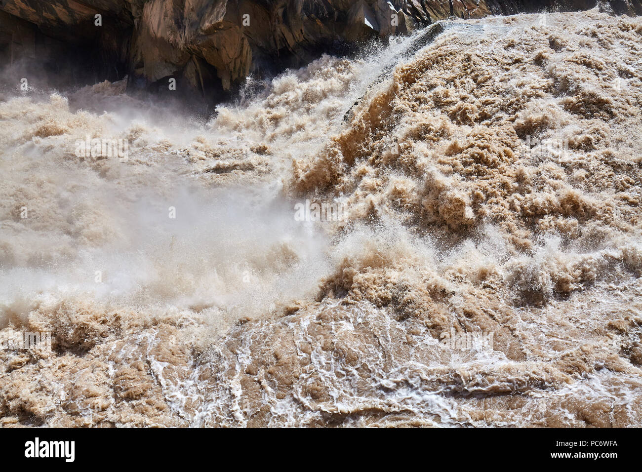 Fangoso turbolento fiume di montagna, Tiger saltando Gorge, Cina. Foto Stock
