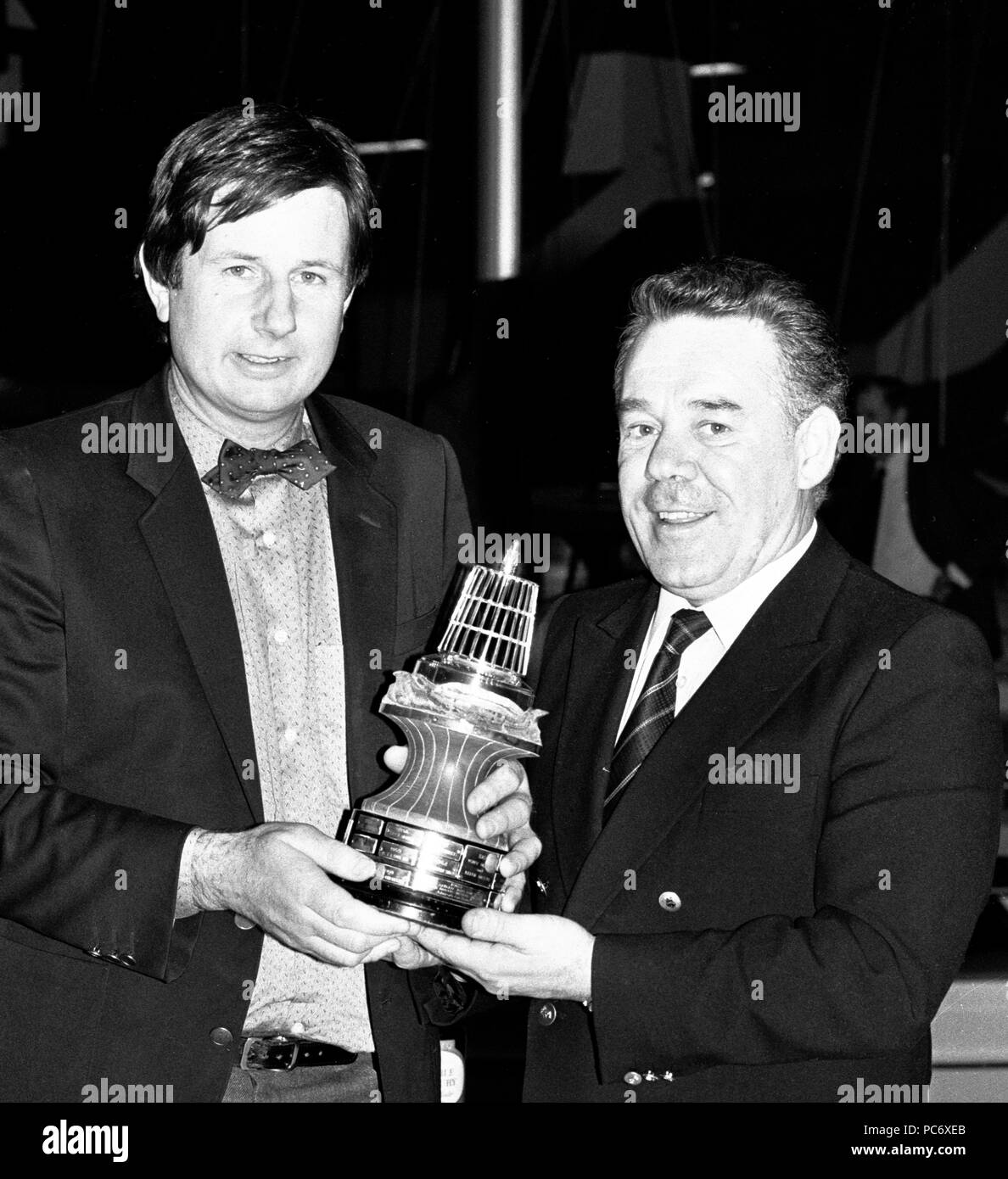 Bristol-basato diportisti Tony Bullimore (r) e Nigel Irens presso la London International Boat Show dopo che essi sono stati presentati con il 1985 YJA/Domecq Yachtsman del premio di anno. Foto Stock