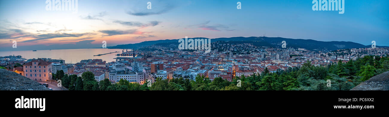 Trieste, 31 luglio 2018. Vista panoramica di Trieste, Italia dal castello di San Giusto. Foto di Enrique Shore Foto Stock