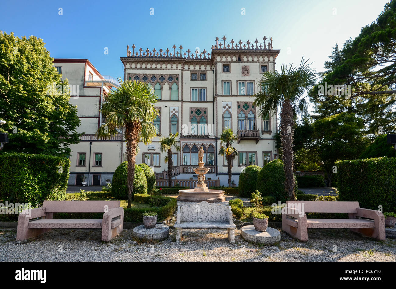 Ampio angolo di visione di bella ed elegante villa sul lago di Garda a riva, Lombardia, Italia Foto Stock