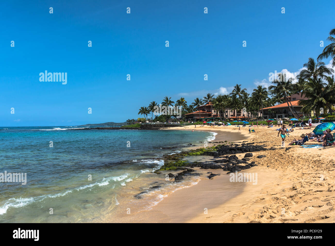 Vista della spiaggia di sabbia a Poipu, Kauai, Hawaii Foto Stock