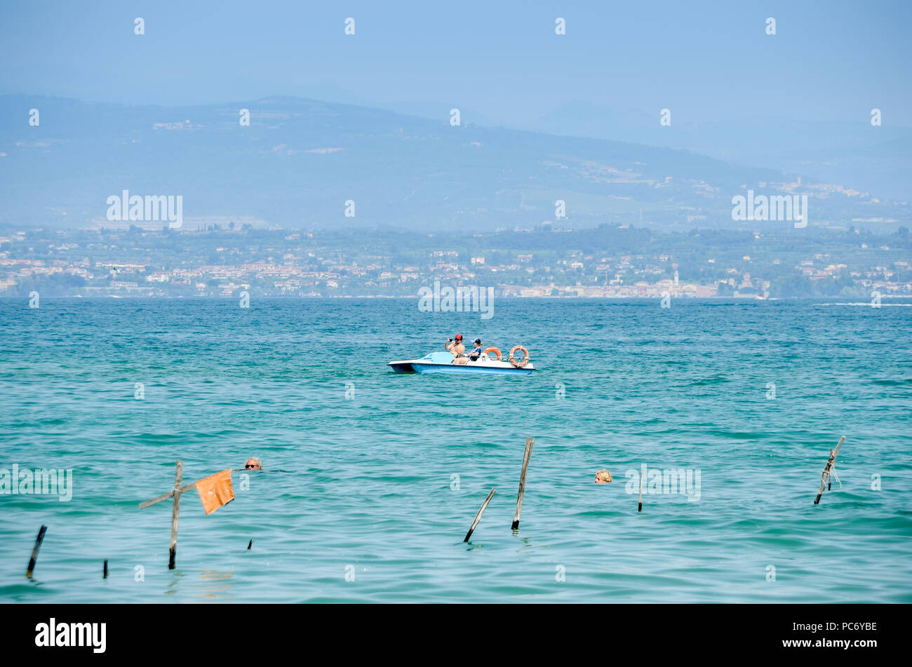 La spiaggia pubblica al lago di Garda su un bel giorno di estate Foto Stock