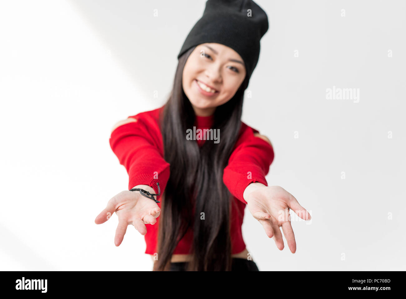Ritratto di attraente donna asiatica stendere le mani Foto Stock