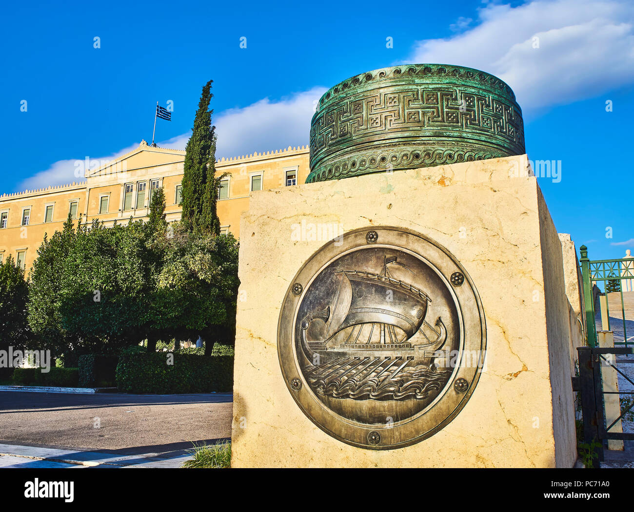 Uno scudo in bronzo che rappresentano una trireme, classica nave greca, il monumento del Milite Ignoto. Il vecchio Palazzo Reale, Piazza Syntagma. Atene Foto Stock