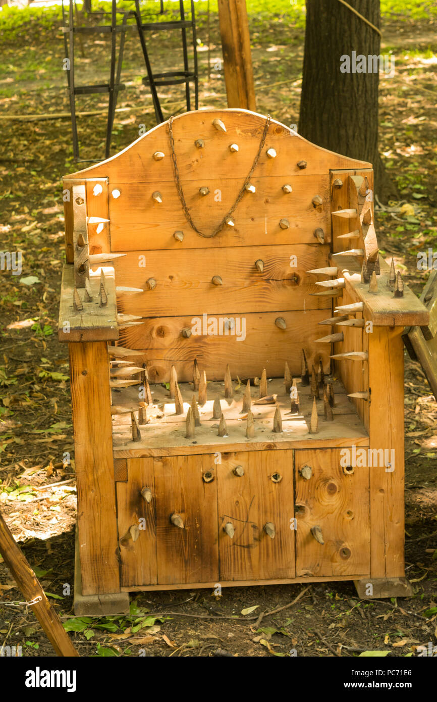 Di tortura medievale lancia di legno sedia replica visualizzati in Tulcea, Romania presso la festa medievale. Foto Stock