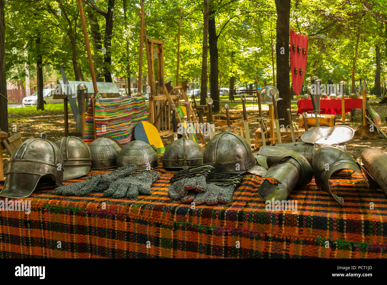 Il display del borgo medievale di armi e armature con focus sulla testa di armi e armature metalliche presso la Festa Medievale tenutasi a Ploiesti, Prahova, Romania. Foto Stock