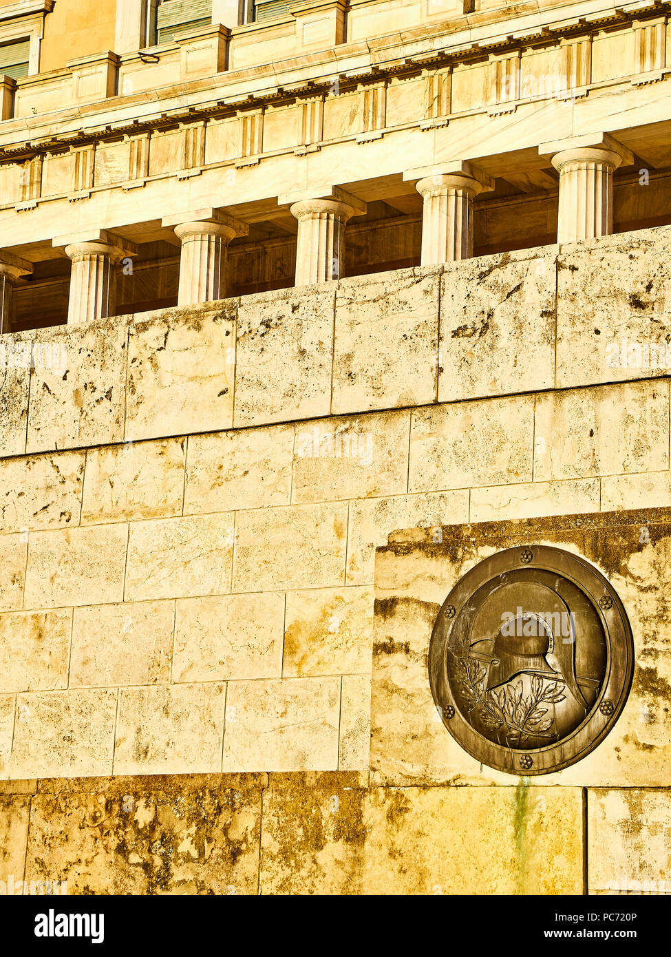 Uno scudo in bronzo che rappresenta un classico casco greca, il monumento del Milite Ignoto. Il vecchio Palazzo Reale. Piazza Syntagma. Atene. Foto Stock