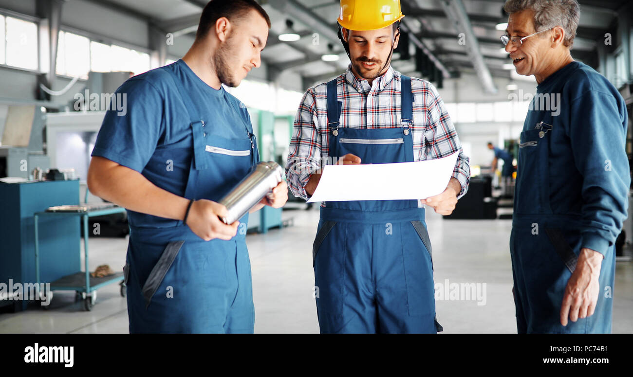 Insegnamento tecnico apprendisti per utilizzare computerizzato metallo cnc macchine di lavorazione Foto Stock