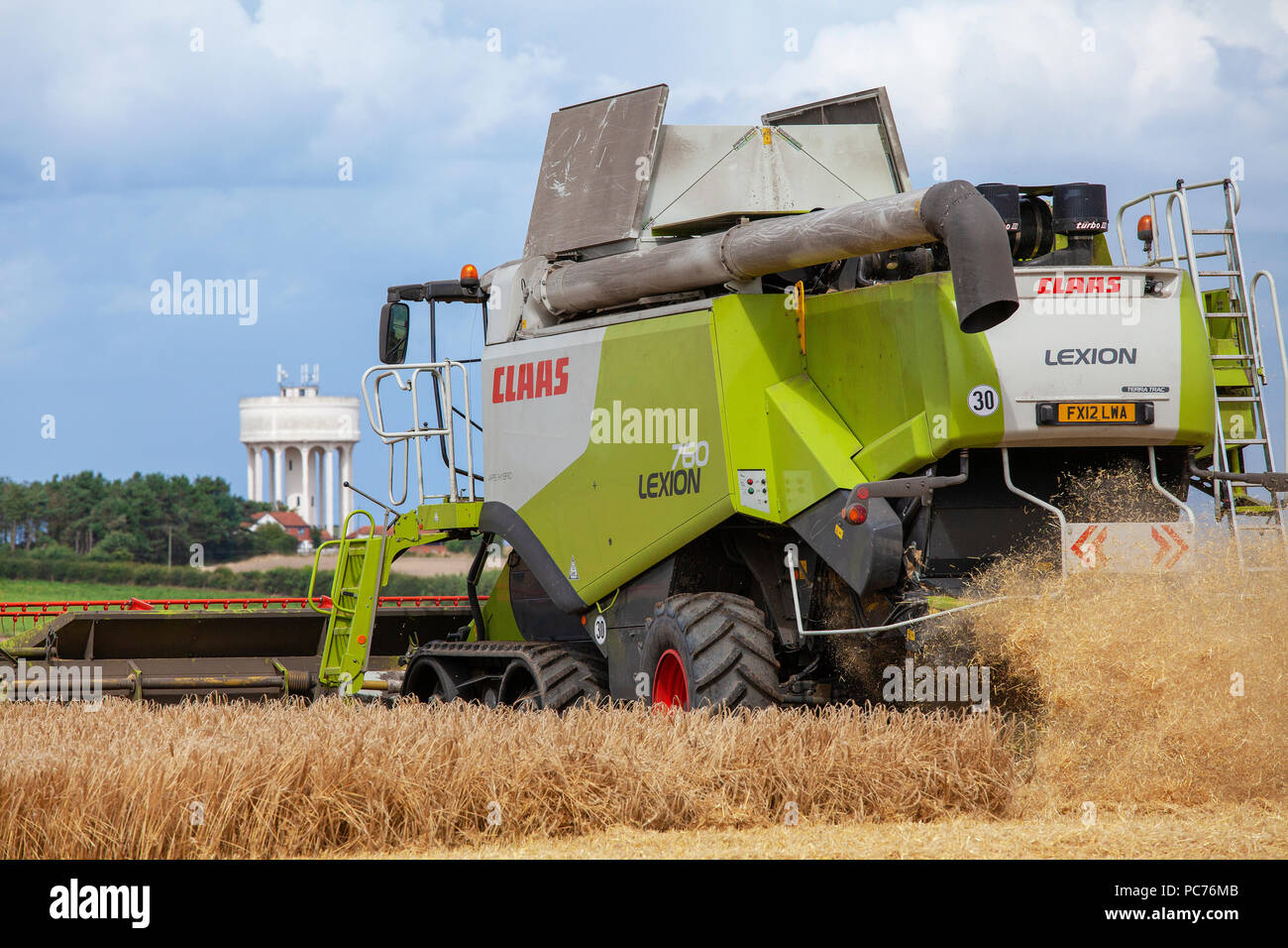 Claas Lexion TerraTrac TT Macchina mietitrebbiatrice la raccolta di orzo in Norfolk, Regno Unito. Foto Stock