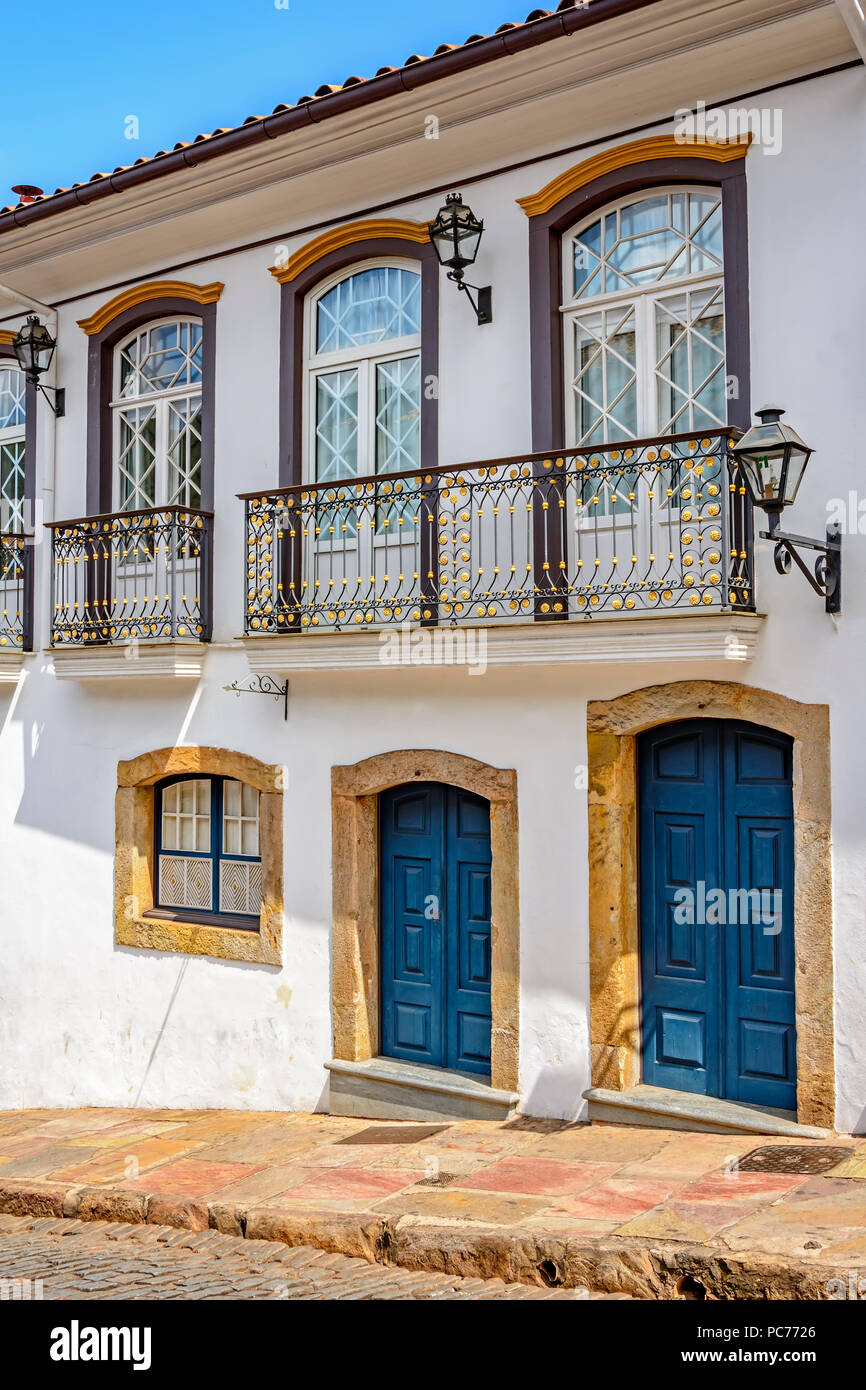 Vecchia strada di ciottoli con le case in architettura coloniale nella famosa città di Ouro Preto Minas Gerais Foto Stock