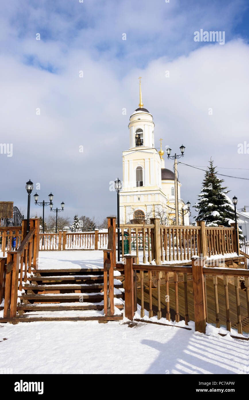 Attraversamenti in legno di fronte alla torre campanaria della Chiesa Ortodossa nel villaggio di Radonezh, Regione di Mosca in Russia Foto Stock