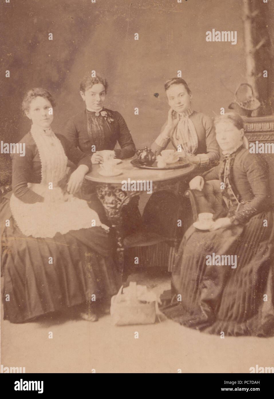 Newport Scheda Cabinet di Victorian ladies prendono il tè del pomeriggio Foto Stock