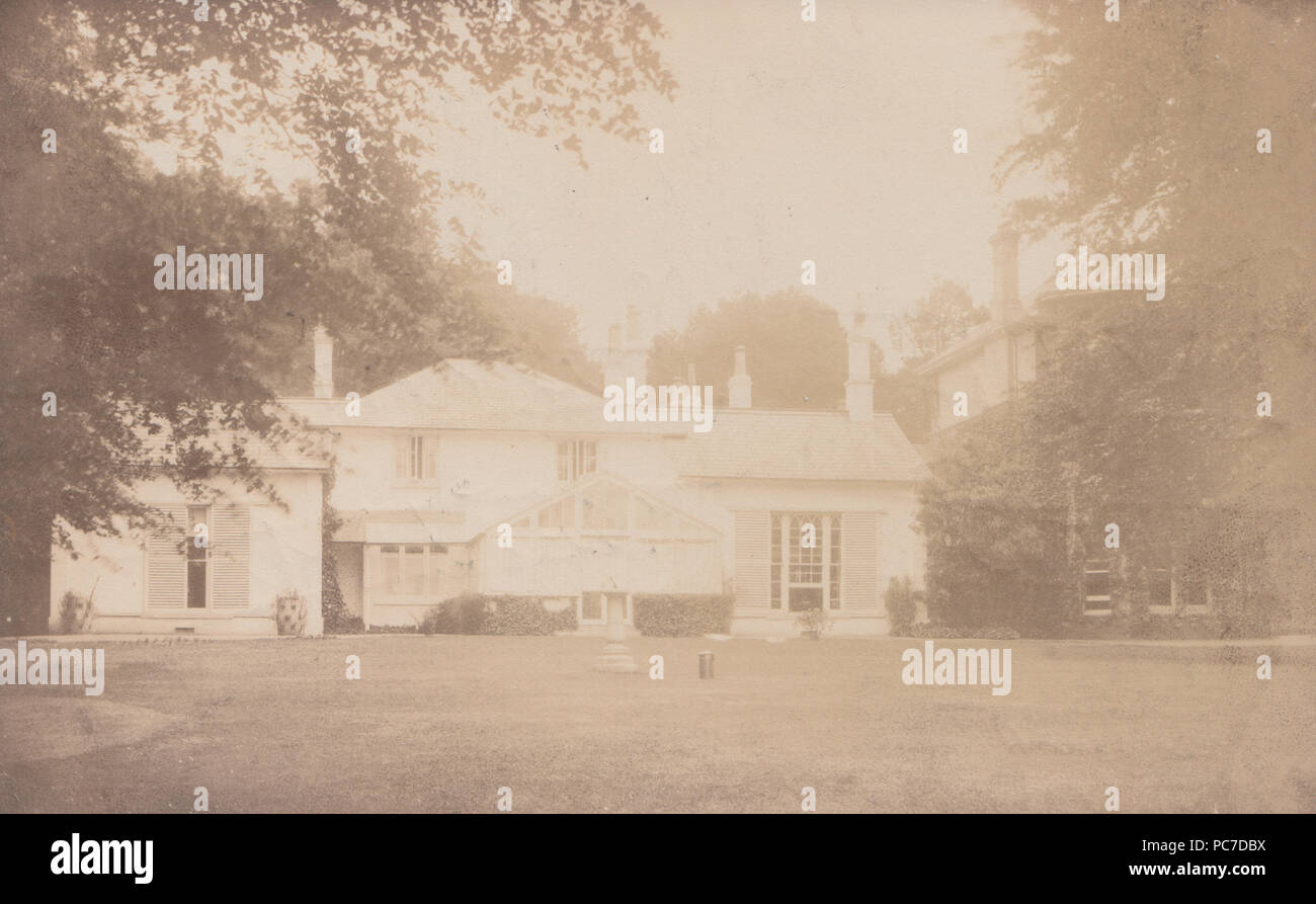 Vintage Cartolina fotografica di una grande casa indipendente. Posted in Tunbridge Wells, Kent nel 1907. Foto Stock