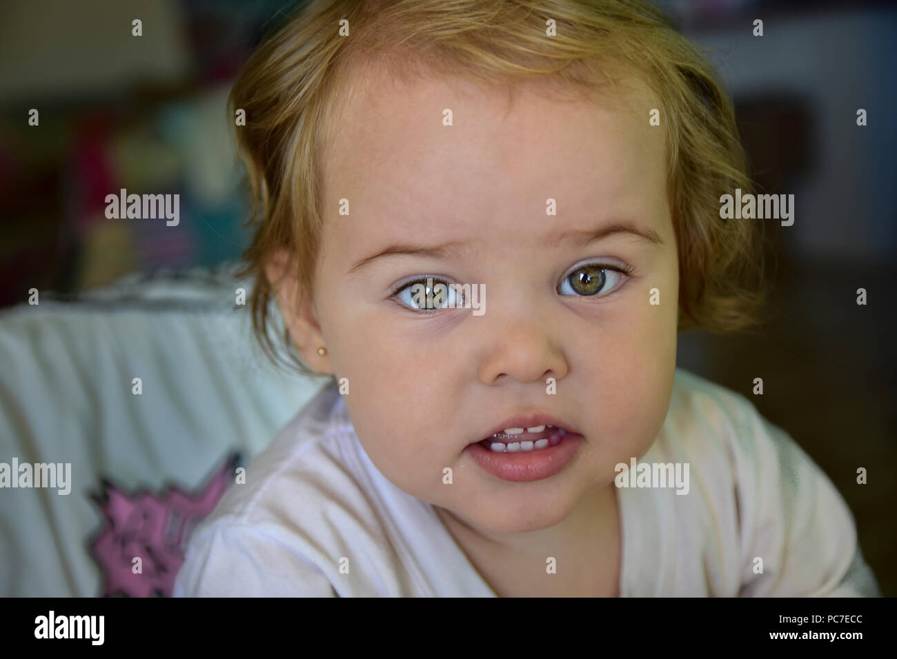 Bellissima bambina circa per avere il suo primo arancione: Guardando la mamma di attesa. Foto Stock