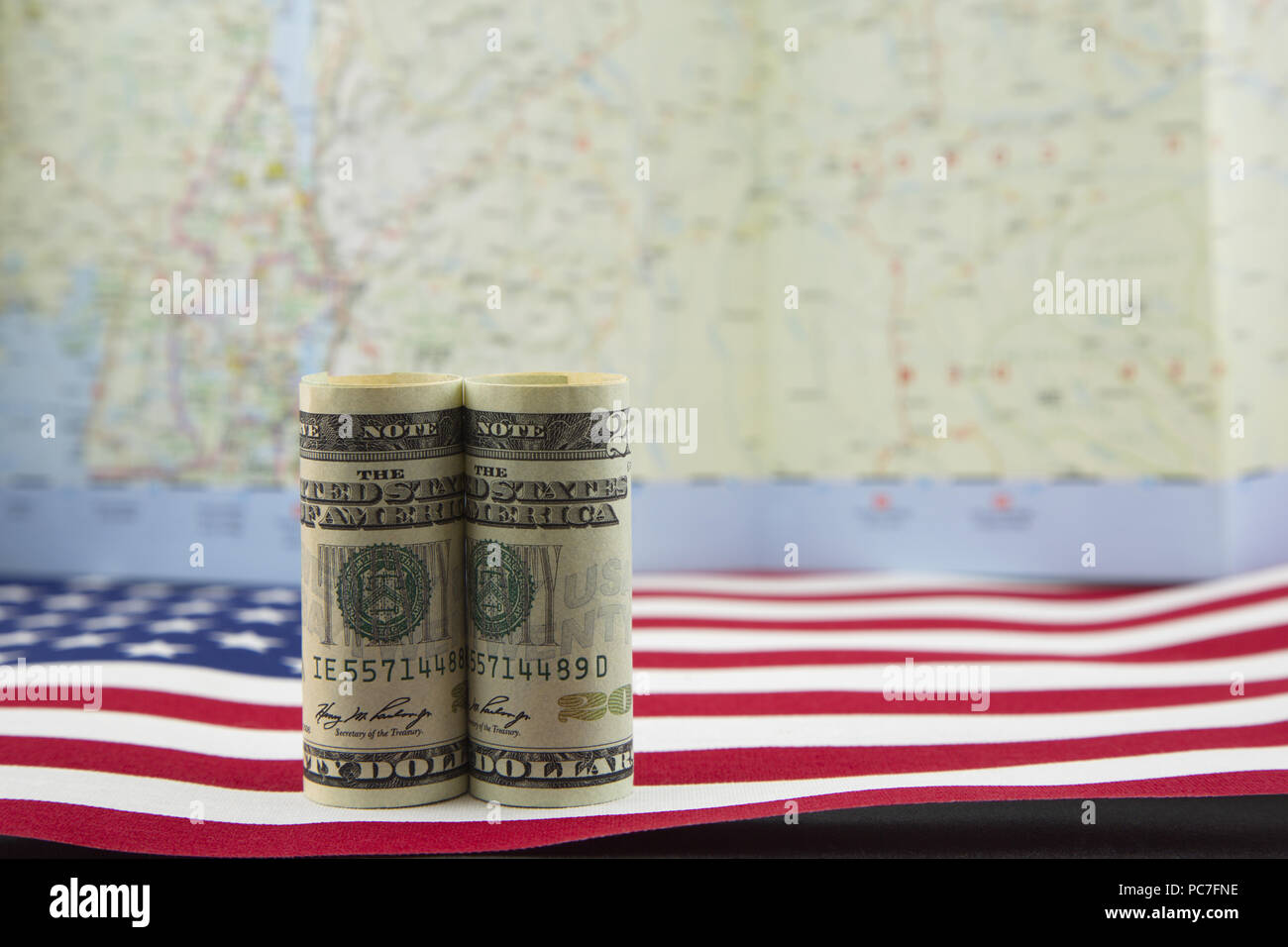 Valuta degli Stati Uniti sulla bandiera americana con simbolici mappa immagine come sfondo riflette connesso a livello nazionale e la natura globale delle finanze. Foto Stock